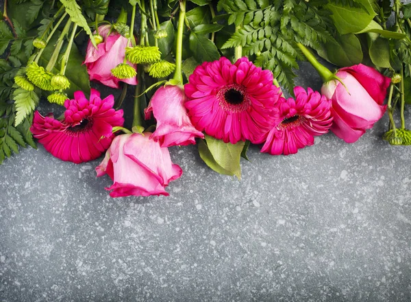 Beautiful pink roses and gerberas border with bokeh on light gre — Stock Photo, Image