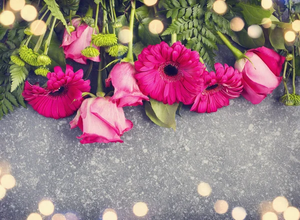 Hermosas rosas rosadas y gerberas bordean con bokeh en gre claro —  Fotos de Stock