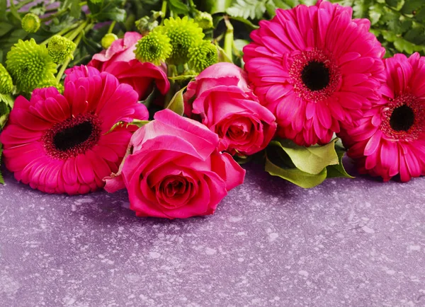 Piękne różowe róże i gerbery — Zdjęcie stockowe