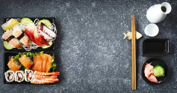 Sushi Set. Různé sashimi, sushi a rohlíky — Stock fotografie