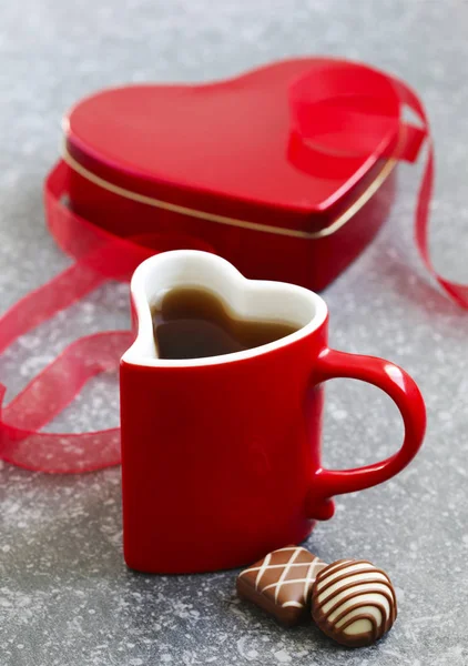Tazza di tè e cioccolato a forma di cuore. San Valentino conc — Foto Stock