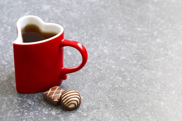 Coração em forma de xícara de chá e chocolate doce. Dia dos namorados conc — Fotografia de Stock