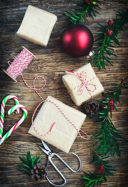 Weihnachtsgeschenkbox, Vorbereitung auf den Urlaub. — Stockfoto