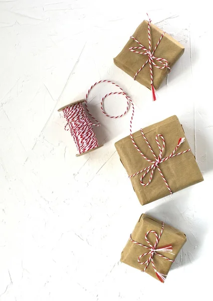 Різдвяні подарункові коробки на білому тлі . — стокове фото