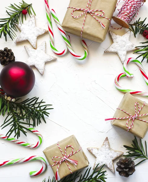 Caixas de presente de Natal e decoração festiva no fundo branco, prep — Fotografia de Stock