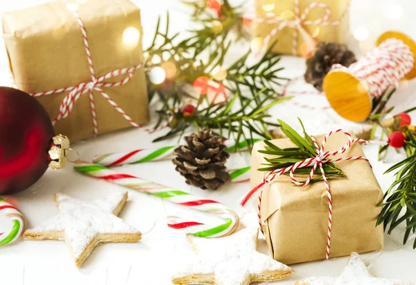 Vánoční dárkové krabice a slavnostní výzdoba na bílém pozadí, přípravka — Stock fotografie