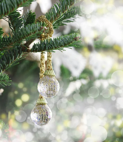 Hermoso adorno de Navidad en el árbol de Navidad — Foto de Stock