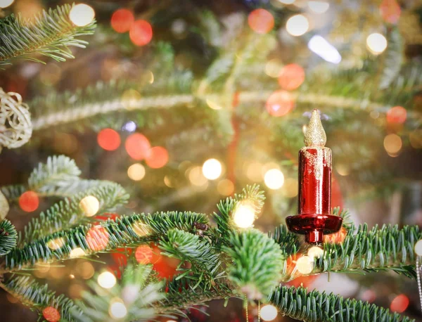 Schöner Weihnachtsschmuck am Weihnachtsbaum — Stockfoto