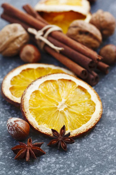 Torka apelsinskivor, kanel, anis och nötter — Stockfoto