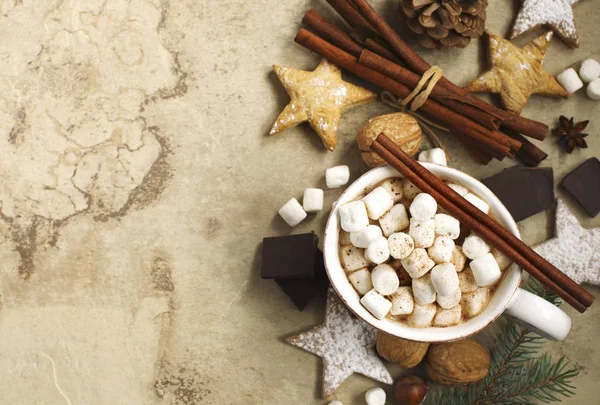 Chocolate quente com marshmallows e canela, vista superior , — Fotografia de Stock