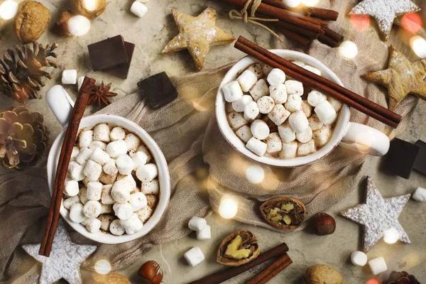 Heiße Schokolade mit Marshmallows und Zimt. — Stockfoto