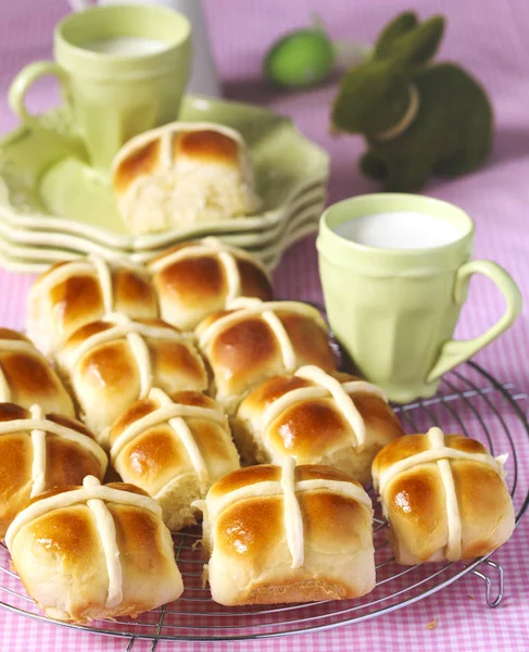 Zelfgemaakte Pasen traditionele hot cross buns. — Stockfoto