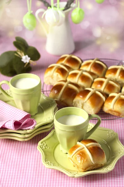 Hemmagjord påsk traditionella hot cross bullar. — Stockfoto