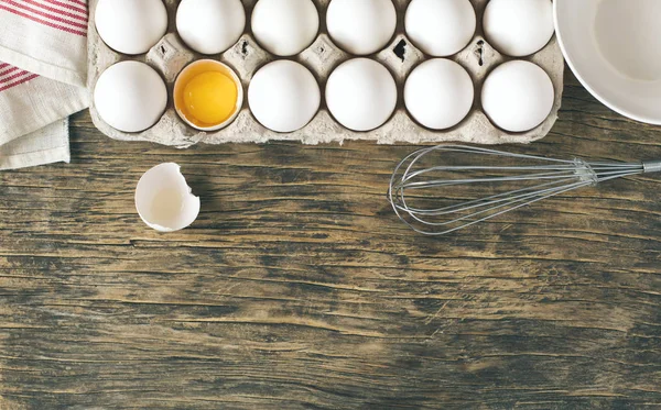 Oeufs de poulet crus blancs dans une boîte en carton — Photo