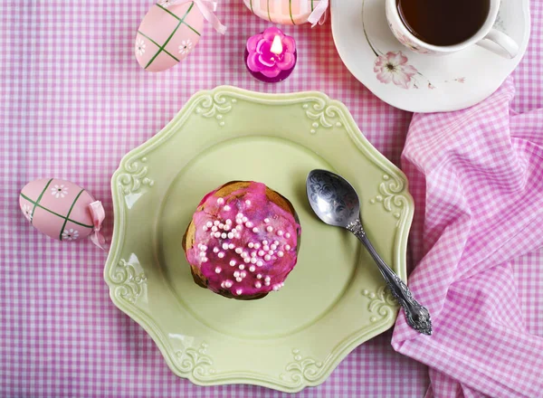 Påsk kaka på festlig påsk bord — Stockfoto