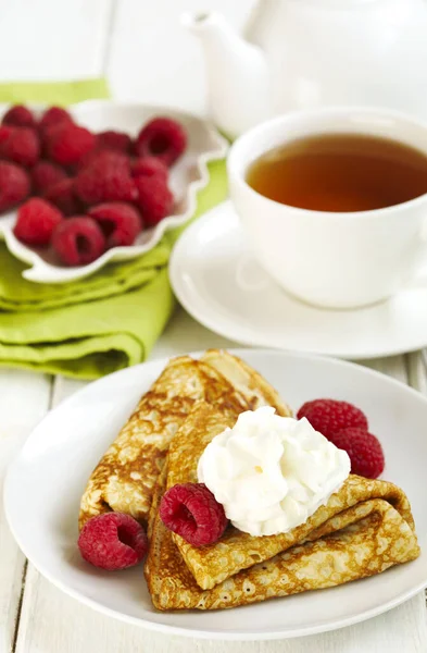 Crepes with raspberries and whipped cream — ストック写真