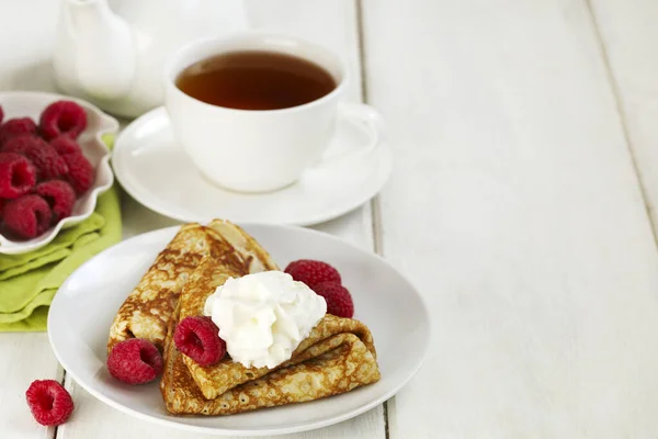 Crepes with raspberries and whipped cream — ストック写真