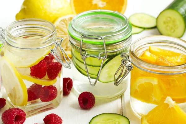 Agua de Spa Saludable con Frutas y Verduras . —  Fotos de Stock