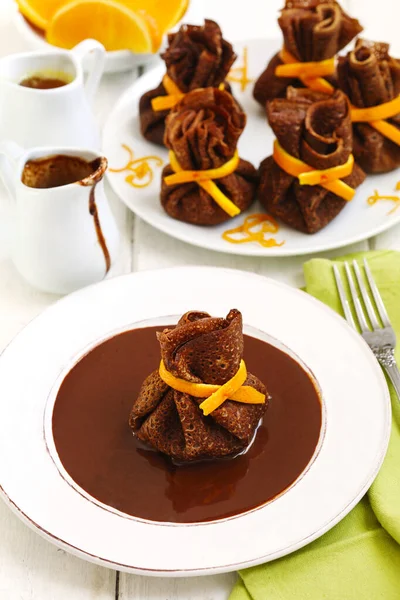 Panquecas de chocolate com molho de laranja e chocolate — Fotografia de Stock