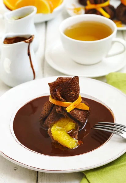 Panquecas de chocolate com molho de laranja e chocolate — Fotografia de Stock