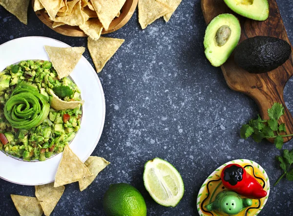 Traditional mexican sauce guacamole with fresh ingredients on st — Stock Photo, Image