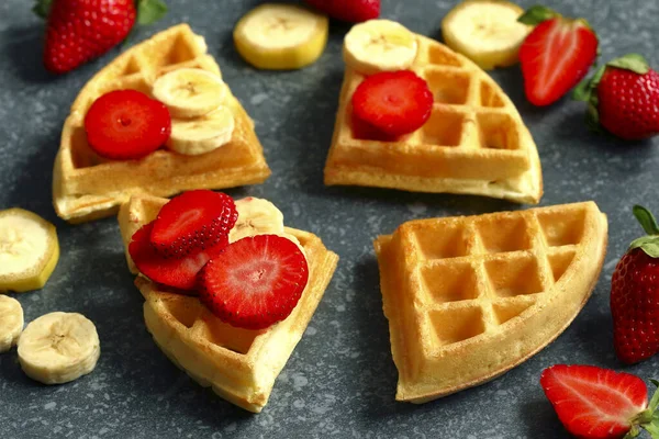 Belgische wafels met aardbeien, banaan en ahornsiroop — Stockfoto