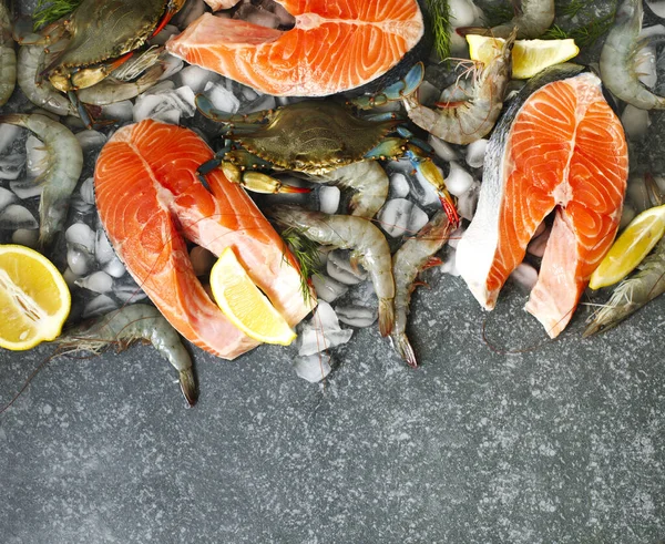 Taze deniz ürünleri, somon biftek, kopya alanı ile taş üzerinde karides — Stok fotoğraf