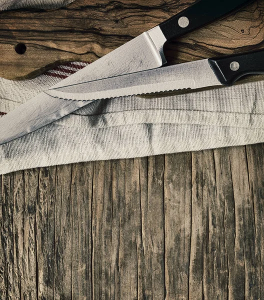 Alte Messer und Schneidebrett auf Holzgrund, Draufsicht, co — Stockfoto