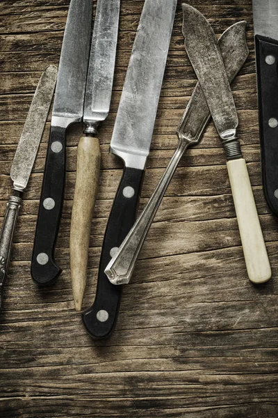 Staré nože na dřevěném pozadí, pohled shora, kopírovací prostor — Stock fotografie