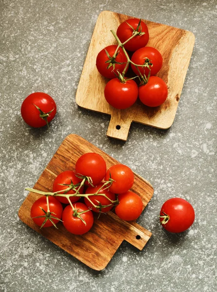 Φρέσκες ντομάτες σε σανίδα κοπής — Φωτογραφία Αρχείου