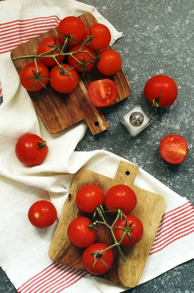Φρέσκες ντομάτες σε σανίδα κοπής — Φωτογραφία Αρχείου