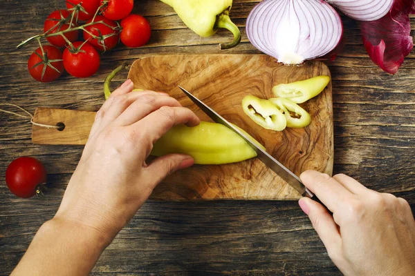 Close-up of woman hands cutting vegetables on the board, top vie — Stock Photo, Image