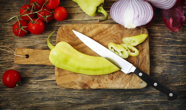 Hortalizas orgánicas crudas para cocinar sobre fondo rústico de madera , — Foto de Stock