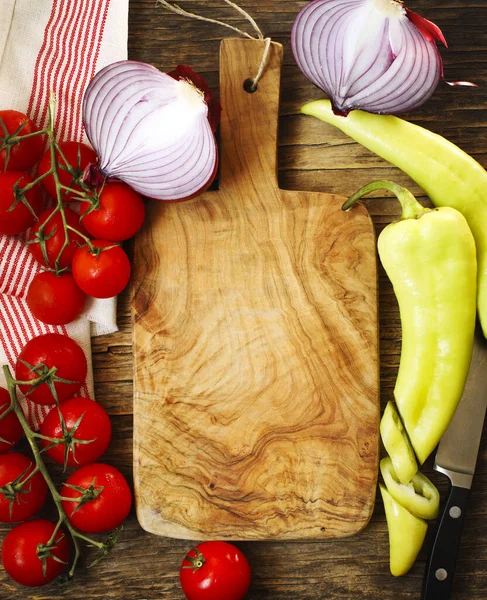 Rauwe biologische groenten voor het koken op rustieke houten ondergrond — Stockfoto