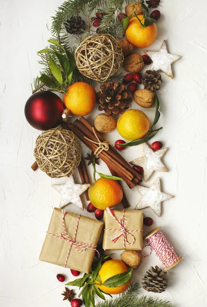 Weihnachtsdekoration und Geschenke, Ansicht von oben — Stockfoto