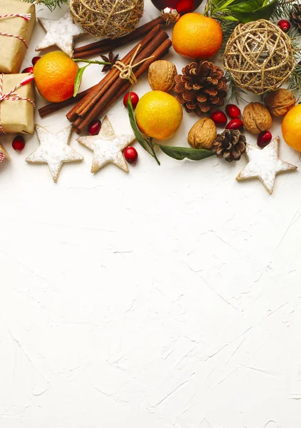 Fond de Noël avec décoration et cadeaux de vacances, vue sur le dessus — Photo