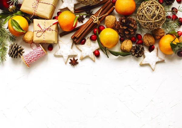 Fond de Noël avec décoration et cadeaux de vacances, vue sur le dessus — Photo