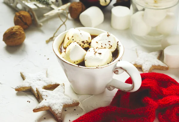 Becher gefüllt mit heißer Schokolade und Marshmallows — Stockfoto