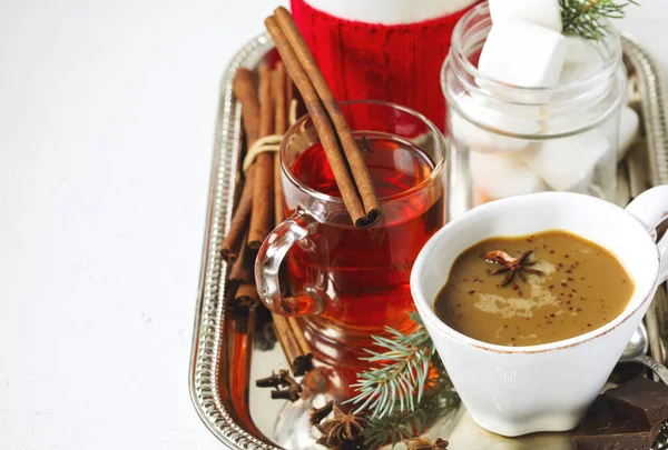 Baharatlı sıcak çikolata, marşmelov ve baharatlı çay. — Stok fotoğraf