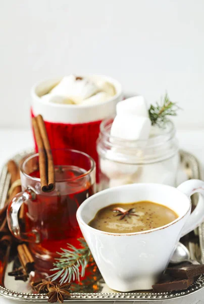 Chocolate quente com picante, marshmallows e chá picante — Fotografia de Stock