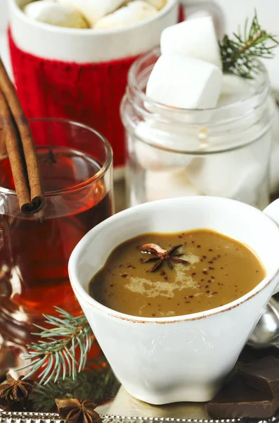 Cioccolata calda con piccante, marshmallow e tè piccante — Foto Stock