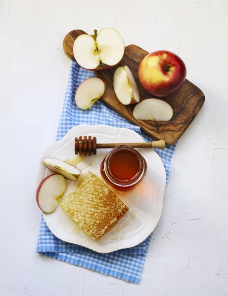 Honeycombs with honey, honey in glass jar and slices of ripe app — Stok Foto