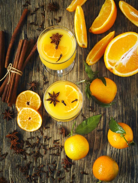 Heißes Orangengetränk. Orangenpunsch im Winter — Stockfoto