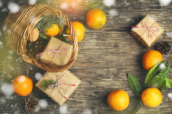 Cesta festiva de Natal com caixas de presente e tangerinas — Fotografia de Stock