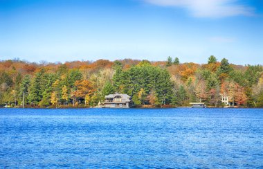 Ontario - Kanada, 22 Ekim 2017: Muskoka Göllerinde sonbahar, Ont