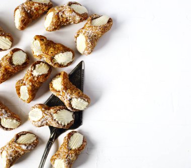 Geleneksel Cannoli Sicilyalı tatlı, ricotta kremasıyla doldurulmuş.