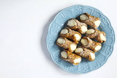 Geleneksel Cannoli Sicilyalı tatlı, ricotta kremasıyla doldurulmuş.