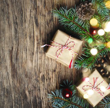 Noel arkaplanı. Noel hediyesi, köknar ağacı ve süslemeler.