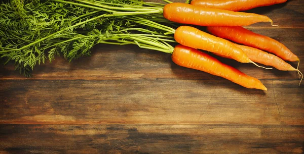 Zanahorias orgánicas frescas sobre fondo de madera —  Fotos de Stock