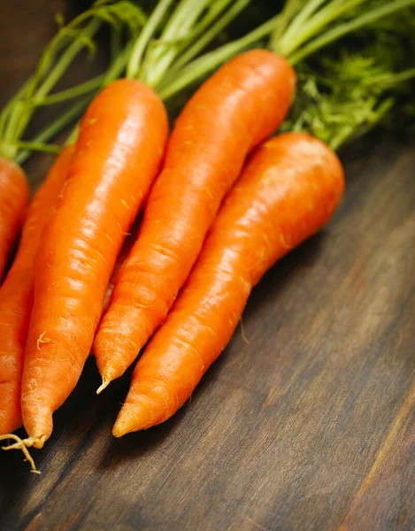 Свежая органическая морковь на деревянном фоне — стоковое фото